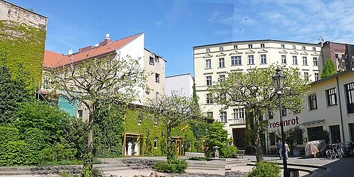 Hinterhöfe
Im Kiez warten aber auch viele Hinterhöfe darauf, entdeckt zu werden.