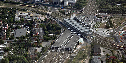 Südkreuz Der Bahnhof Südkreuz am 14. August 2008 aus Richtung Norden gesehen. Zwischen dem südlichen und nördlichen Parkdeck liegt die Ringbahnhalle.