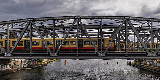 S-Bahn auf Brücke S-Bahn auf Brücke