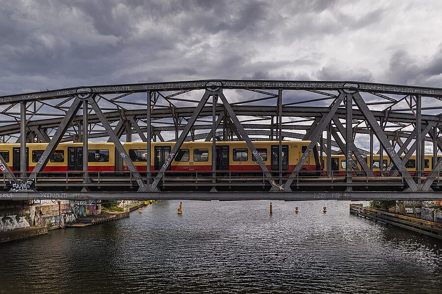S-Bahn auf Brücke S-Bahn auf Brücke