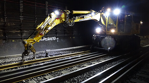 Nord-Süd-Tunnel Bauarbeiten 2020 Zweiwegebagger bringen die neuen Schienen in Position und lösen die alten.