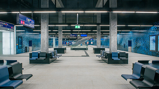 Übergangshalle am Hauptbahnhof Ein Bild der modernen in blau und grau gehaltene Übergangshalle am Hauptbahnhof