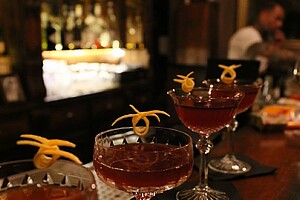 Bar Perroloco Cocktails auf dem Tresen der Bar Perroloco