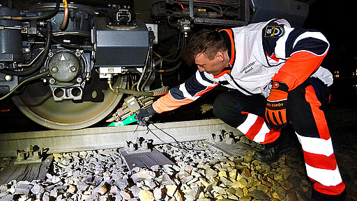 Der Notfallmanager präpariert den Schadzug der S-Bahn für die Übung.
