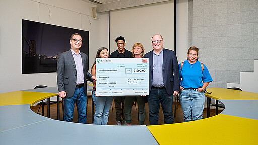 Eisenbahnkalender 2024 Gruppenfoto bei der Spendenscheckübergabe für Gangway e.V.