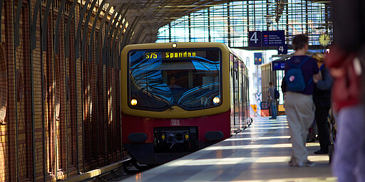Bahnsteig des S-Bahnhofes Hackescher Markt mit Fahrgästen