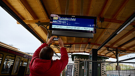 Auch die Zug-Info-Monitore am Bahnhof Schöneweide wurden mit einem Abschiedsgruß bespielt.