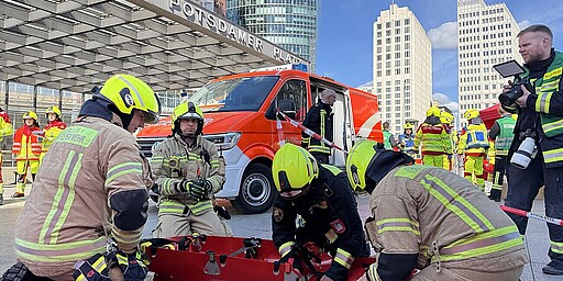 Feuerwehrkräfte trainieren im Rahmen einer groß angelegten Notfallübung die Rettung von Verletzten.