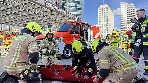 Feuerwehrkräfte trainieren im Rahmen einer groß angelegten Notfallübung die Rettung von Verletzten.