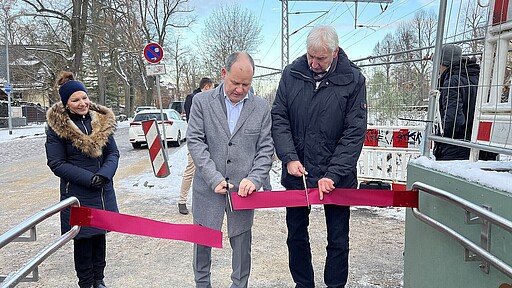 Feierlichte Eröffnung der Barrierefreiheit. Bürgermeister Jörg Jenoch (links) und Olaf Schroeder von DB Netz eröffneten feierlich die neuen barrierefreien Rampen.