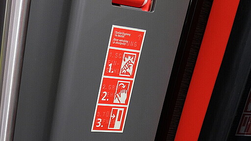 Tür-Notentriegerung in der Baureihe 483/484 (rechts oben)