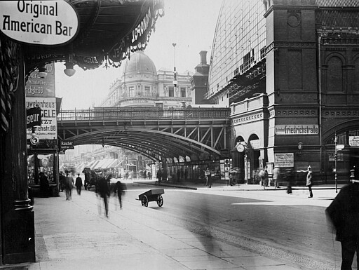Die Friedrichstraße in Berlin mit Blick auf den Bahnhof Berlin Friedrichstraße (vor dem Umbau 1914)