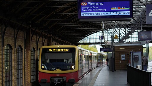 Wo Sie am besten auf Ihren Zug warten, zeigt Ihnen unsere digitale Auslastungsanzeige an Stationen.