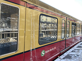 S-Bahn Baureihe 480 im Winter am Bahnhof Hermannstraße