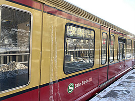 480 series during winter at Hermannstraße station