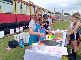 Siebdruck-Workshop vor der Techno-S-Bahn