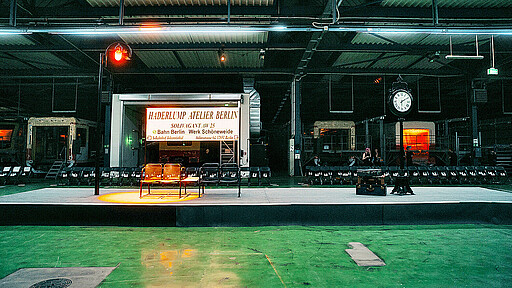 Blick auf die Bühne während der Vorbereitungen zur Modeshow