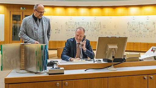 Ehemalige Schaltwarte Halensee Moment der Nostalgie: Alexander Kaczmarek, Konzernbevollmächtigter der DB für das Land Berlin, (rechts) und Frank Frühbrod, Leiter S-Bahnstromversorgung Berlin, (links) testen einen Arbeitsplatz aus vergangener Zeit.