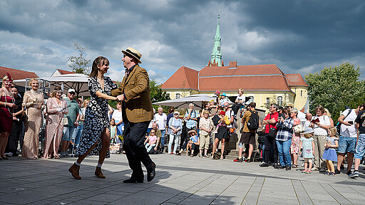 Ein Festival für die S-Bahn Auf ein Tänzchen: Bei Charleston und Lindy-Hop auf dem Bahnhofsvorplatz in Bernau gab es einen Tanzkurs für 20er-Jahre-Fans (Veranstalter Swing Patrol).