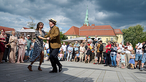 Ein Festival für die S-Bahn Auf ein Tänzchen: Bei Charleston und Lindy-Hop auf dem Bahnhofsvorplatz in Bernau gab es einen Tanzkurs für 20er-Jahre-Fans (Veranstalter Swing Patrol).
