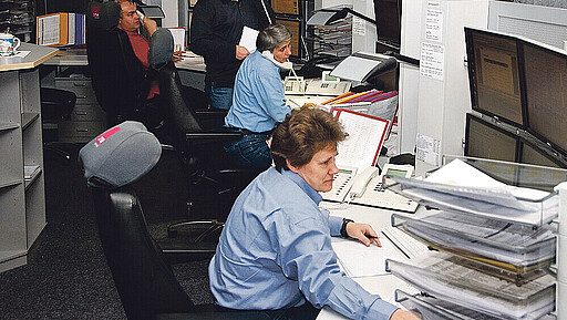 In der DB‑Betriebszentrale Pankow steuern und überwachen Mitarbeiterinnen und Mitarbeiter den Zugverkehr – ein Beispiel für die heutige Präsenz von Frauen in technischen und leitenden Funktionen bei der Bahn.