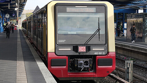 Zum Start haben Berlins Regierende Bürgermeisterin Franziska Giffey und Rainer Genilke, Staatssekretär für Infrastruktur und Landesplanung des Landes Brandenburg, einen Zug der neuen Baureihe 483/484 auf der Strecke der S8 von Pankow nach Treptower Park jeweils einige Kilometer selbst gesteuert.