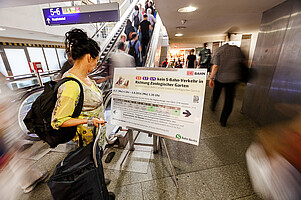 Damit Sie frühzeitig informiert sind, stellen wir Ihnen Schilder mit dem Hinweis zu Baumaßnahmen auf die betreffenden Bahnhöfe.