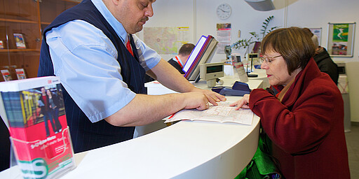Kundenberatung am Tresen im Kundenzentrum Lichtenberg