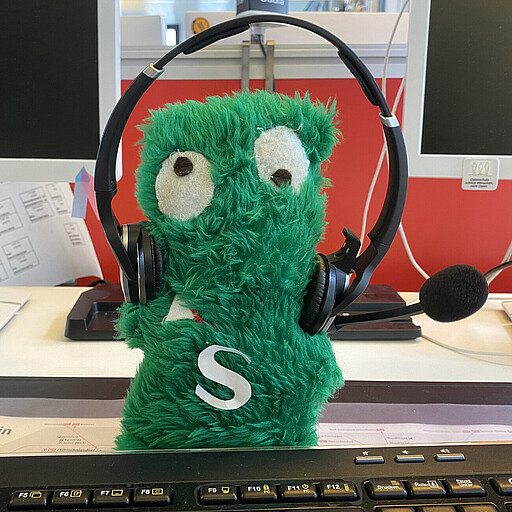 S-Bahnmonster Andere haben eine Bürokatze, das Twitterteam der S-Bahn Berlin hat ein kleines grünes Monster als inoffizielles Maskottchen.