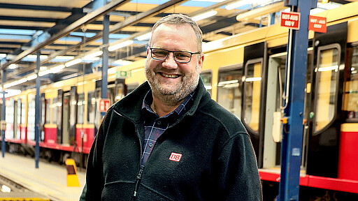Werkleiter Felix Degenkolbe freut sich über die Verstärkung im Fuhrpark – für einen schnellen und sicheren S-Bahnverkehr.