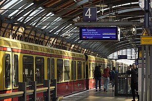 Pilotprojekt der S-Bahn Berlin - Lichtsensor zeigt Fahrgästen, wie viel Platz im Zug ist.