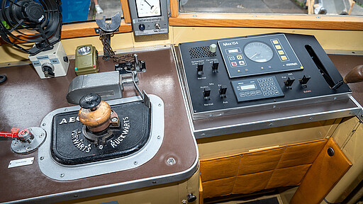 Neue Technik im historischen Führerstand Moderne Bedienelemente mit Retro-Kipptasten wurden eingebaut.