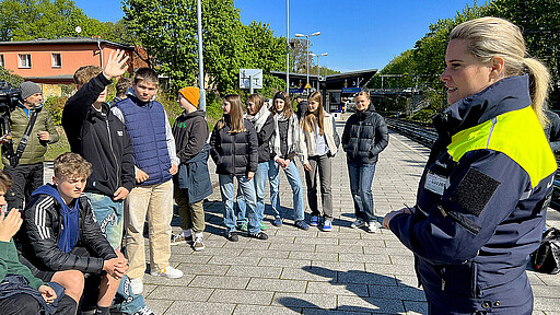 Schul-Workshop Die Neuntklässler:innen des Marie-Curie-Gymnasiums hatten viele Fragen zum richtigen Verhalten am Bahnsteig.