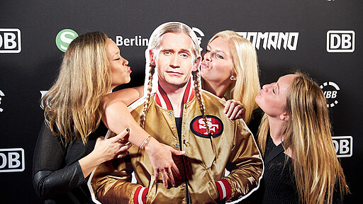 Romano-Konzert 2019 Romano-Pappaufsteller mit Fans