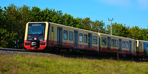 Die neue S-Bahn Auf der Schiene unterwegs: ein Zug der Baureihe 483
