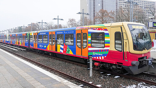 Zug im Design der Host City Berlin Ein halbes Jahr vor Anpfiff des Eröffnungsspiels schickte die S-Bahn einen komplett im Design der Host City Berlin beklebten Zug auf seine erste Fahrt durch die Hauptstadt.