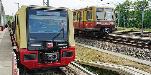 Nigelnagelneue Züge für die S46 Ein neuer S-Bahnzug der Baureihe 484 steht am Bahnsteig, dahinter eine Baureihe 485. fährt von nun an auf der S46.