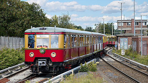 Geschichte trifft auf rollende Geschichte Der historischer Zug fährt in den S-Bahnhof Wannsee ein.