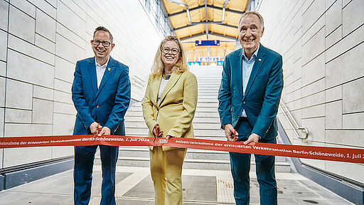 Neueröffnung in Schöneweide Oliver Igel, Bezirksbürgermeister Treptow-Köpenick (l.), Ute Bonde, Senatorin für Mobilität, Verkehr, Klimaschutz und Umwelt sowie Alexander Kaczmarek, DB-Konzernbevollmächtigter bei der offiziellen Eröffnung des Bahnhofs Berlin-Schöneweide.