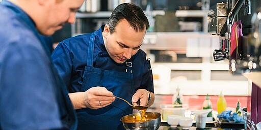 Im Restaurant Tim Raue  Sternekoch mit Berliner Schnauze