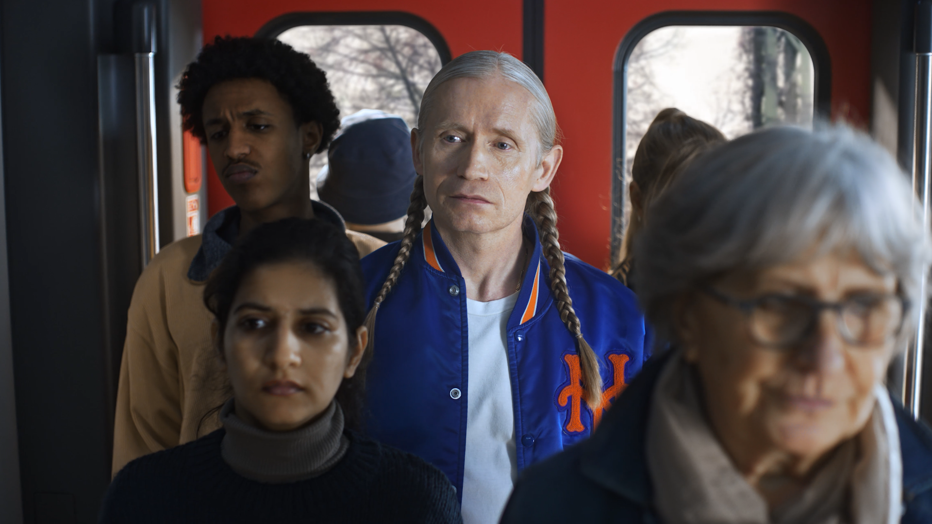 Romano fährt in der S-Bahn mit und zeigt, wie wir noch besser aufeinander Rücksicht nehmen können.